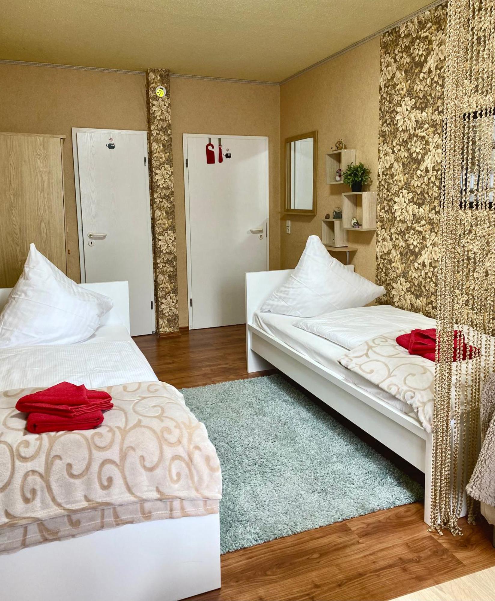 Standard Zimmer mit 2 Einzelbetten und Sofa